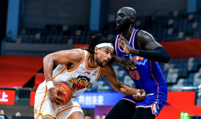 开云sport-广东队碾压新疆队，布克关键制胜