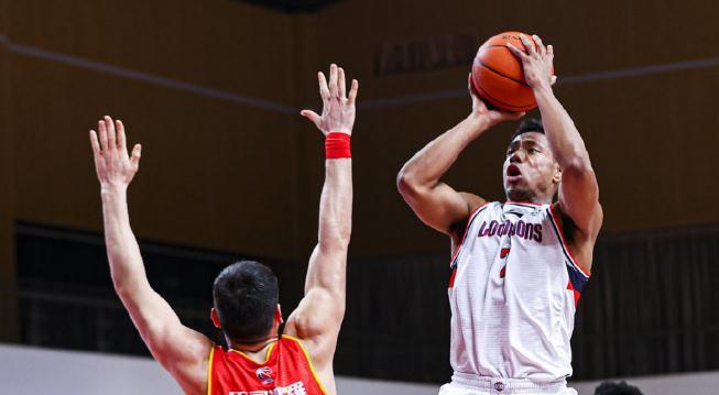 广东队碾压新疆队，布克关键制胜